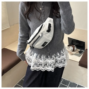 Vue détaillée du sac de poitrine blanc imperméable avec bandoulière noire réglable