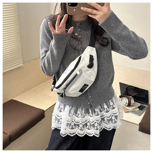 Gros plan sur le sac bandoulière en nylon blanc avec sangle réglable sur mannequin