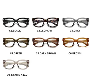 Présentation de sept montures de lunettes carrées en TR90 en noir, écaille et transparent