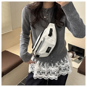 Sac banane de sport blanc avec bande réfléchissante grise et sangle en nylon noir