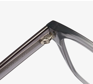 Vue détaillée de la charnière métallique et du marquage CE sur les lunettes grises