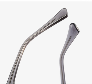 Gros plan des branches de lunettes gris translucide avec armature en métal et embouts