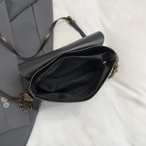 Petit sac carré noir vintage avec bandoulière chaîne dorée et poches intérieures chic