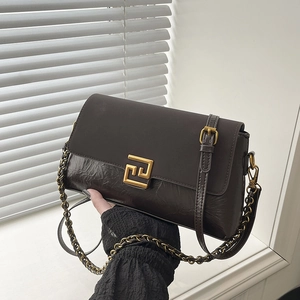 Sac à bandoulière vintage en cuir marron foncé avec boucle dorée et bandoulière chaîne
