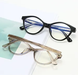 Détail macro de lunettes œil de chat avec texture métallique sur branche TR90