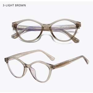 Vue détaillée de lunettes yeux de chat marron clair avec gravure métallique sur la branche