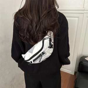 Sac banane de sport blanc imperméable avec fermetures noires porté par un mannequin