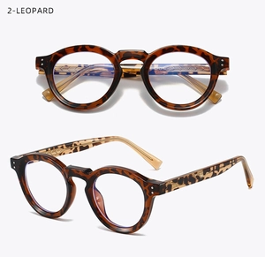 Dettaglio degli occhiali da sole rotondi TR90 leopardati con rivetti metallici