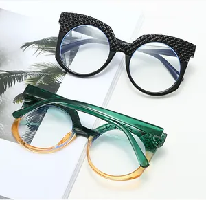 Dettaglio di occhiali cat-eye oversize con motivo a griglia testurizzato sulla montatura