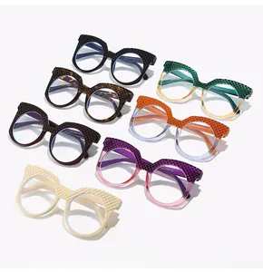 Dettaglio montature cat-eye con trame a rombi in rilievo in sette diverse varianti colore