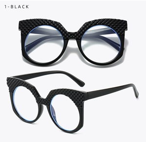 Dettaglio montatura cat-eye nera con motivo a traliccio e lenti con filtro luce blu