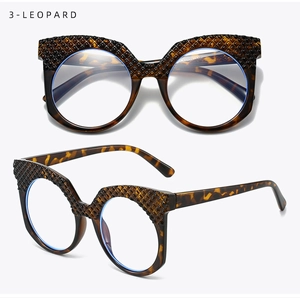 Dettaglio della montatura leopardata oversize con un design trapuntato esclusivo
