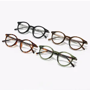 Gros plan de lunettes ovales rétro en noir, écaille, marron et vert translucide