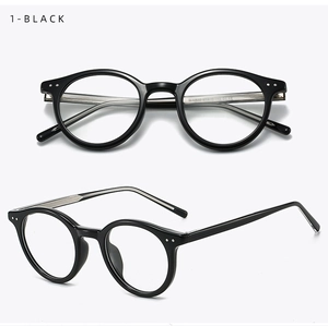 Détail d'une monture de lunettes ovale noire rétro avec accents argentés et pont en trou de serrure