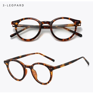 Détail de lunettes ovales léopard avec rivets vintage et paramètres de taille gravés