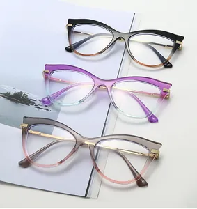 Drei Cat-Eye-Brillen mit Farbverlauf und goldfarbenen Metallbügeln auf weißem Magazin