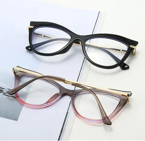 Detail der Cat-Eye-Brille mit goldenen Metallbügeln in Schwarz und transparentem Teerot