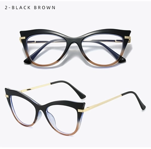Detail der Cat-Eye-Brille mit schwarz-braunem Farbverlauf und goldenen Metallbügeln