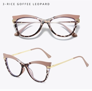 Detailansicht der Katzenaugen-Metallbrille mit Reis-Kaffee-Leopardenmuster und Goldbügeln
