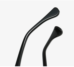Gros plan des embouts de branches de lunettes noir brillant avec courbe ergonomique lisse