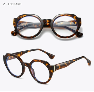 Détail de la monture ovale imprimé léopard avec verres anti-lumière bleue