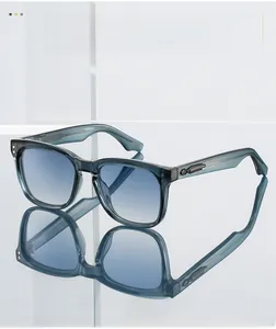 Détail de lunettes de soleil bleues transparentes avec verres dégradés et charnière