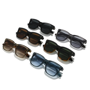 Lunettes de soleil carrées minimalistes multicolores avec protection UV et rivets métalliques