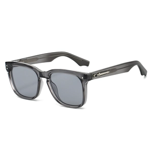 Lunettes de soleil grises avec détails de poignards en métal sur les branches