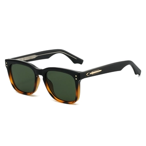 Lunettes de soleil carrées vintage avec monture dégradée et détails flèche dorés