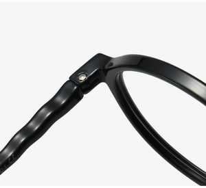 Détail macro de lunettes TR90 montrant le design ondulé et la charnière en métal