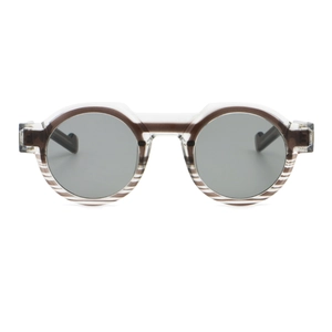 Detailaufnahme der Retro-Rundsonnenbrille mit gestreiftem Rahmen und grauen Gläsern