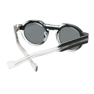 Detailansicht der runden Vintage-Sonnenbrille mit zweifarbigen Bügeln und Wellenstruktur