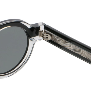 Detailansicht der Metallscharniere und gravierten Bügel bei der transparenten Sonnenbrille