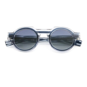Detailaufnahme des Bügels mit Modellcode 10822 C4 und Größenangaben auf grauer Sonnenbrille
