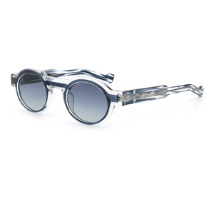 Retro-Rundrahmen-Sonnenbrille mit blauem Transparent-Panel und gravierten Metallbügeln