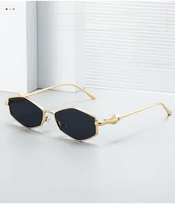 Détail de la charnière en métal doré avec accent géométrique sur lunettes hexagonales