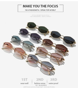 Vue à plat de lunettes de soleil polygonales en diverses couleurs avec monture dorée