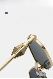 Détails des charnières géométriques dorées sur lunettes de soleil polygonales