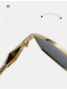 Détail de la charnière en métal robuste sur lunettes de soleil géométriques dorées