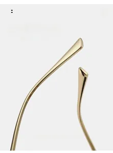 Gros plan des branches de lunettes de soleil en métal doré brillant avec finition miroir