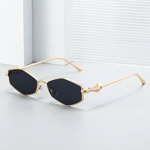 Lunettes de soleil hexagonales en métal doré avec monture géométrique vue de trois-quarts