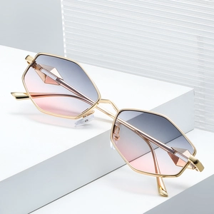 Lunettes de soleil géométriques à monture dorée et verres dégradés rose poudré