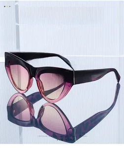 Vue détaillée de lunettes œil de chat avec monture écaille violette et verres dégradés
