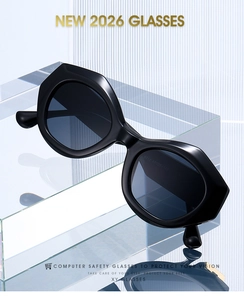 Detailansicht der dicken geometrischen Sechseck-Sonnenbrille auf einem Verkaufsständer