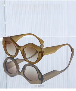 Nahaufnahme der Bernstein-Cateye-Sonnenbrille mit Verlaufsgläsern auf Spiegelglas