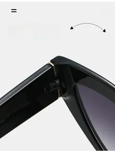 Détail de la charnière en métal doré durable sur des lunettes de soleil œil de chat