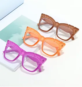 Gros plan de lunettes œil de chat géométriques avec montures transparentes colorées