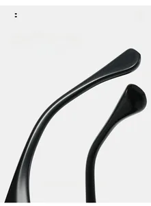 Detailsicht auf die ergonomisch geschwungenen Bügel der schwarzen Katzenaugen-Sonnenbrille