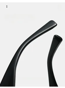 Détail macro des branches de lunettes noires courbées pour un port ergonomique confortable
