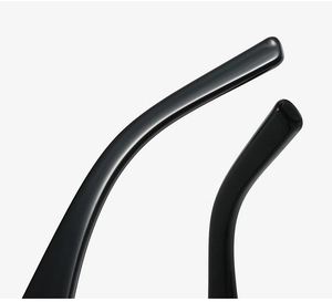 Détail de l'embout de branche de lunettes noir avec un design ergonomique incurvé